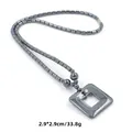 Detail van vierkante holle hanger aan hematiet kralenketting met afmeting 2.9x2.9cm - Vierkante Stijl