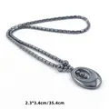 Macro-opname van donkergrijze kralenketting met hanger van 2,3x3,4cm en lengte van 35,4cm - Ovale Stijl