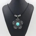 Boho-ketting met zilveren bloemhanger en turquoise steen aan een zwart lederen koord - Holle Bloem Stijl