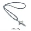 Detailweergave van grijze hematiet kralen en zilveren crucifix kruis hanger aan de ketting - Kruis Stijl