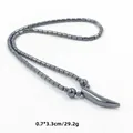 Detail van donkergrijze hematiet kralenketting met hoornen hanger van 0,7 x 3,3 cm - Ronde Tand Stijl