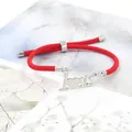 Detail van rode gevlochten vriendschapsarmband met I love sis hanger en metalen sluiting - Staal + Rood
