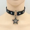 Choker en cuir noir punk rock avec anneau argenté et pendentif étoile orné d'un zircon brillant - Étoile à Cinq Branches en Zirconium