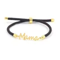 Detail van een bruine geweven armband met gouden Mama-letters en verstelbare sluiting - MAMA Letter / Donkerbruin