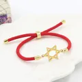 Bracciale regolabile in corda rossa intrecciata con stella a sei punte dorata - Stile Esagramma Dorato