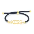 Dettaglio del bracciale in corda nera intrecciata con ciondolo 'KISS' oro e nodo scorrevole - Stile Lettera Kiss Oro