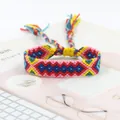 Detailopname van handgeweven vriendschapsarmband met kleurrijke geometrische patronen - Roze Rood Blauw Geel Groen Geometrische Stijl (A#(4))