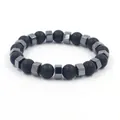 Minimalistische armband met matzwarte kralen en hematiet tussenstukken voor heren - Kralenwerk