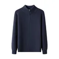 Dunkelblauer Herren-Strickpullover mit Reißverschluss, Stehkragen und Rippenstruktur - M / Marineblau