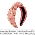 Detailansicht eines rosa geknoteten Stirnbands mit weißen Perlen und Strass - Lotosrosa