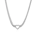 Collier minimaliste en maille serpent argentée avec pendentif cœur évidé sur fond blanc - Collier Cœur Creux (SH424) / Couleur Acier