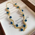 Collana vintage dorata con pietre blu e maglie a onda in una confezione regalo - Collana - Oro - Blu
