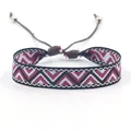 Detail van paarse geweven armband met geometrisch patroon, schuifknoop en metalen kralen - Stijl C (C#)