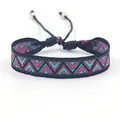 Detail van een etnische geweven armband met roze geometrische patronen en zilveren kralen - Stijl A (A#)
