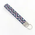 Portachiavi da polso ricamato etnico con motivi geometrici e anello in metallo argento - Onda Blu Scuro Rosa Bianca (09-02B)