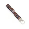 Dettaglio del cordino jacquard etnico con clip in metallo e anello portachiavi - Motivo Geometrico Marrone Arancione (09-06B)