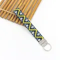 Portachiavi bohémien con motivo jacquard geometrico e anello in metallo su sfondo bianco - Dente di Sega Blu Scuro Giallo (09-02D)