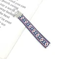 Detail eines böhmischen Schlüsselanhängers mit blau-rotem geometrischem Stickmuster - Rot Weiß Geometrische Raute (09-04B)