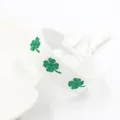 Dettaglio ravvicinato del bracciale in tessuto bianco con ricamo a quadrifoglio - Quadrifoglio Bianco