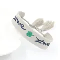 Lichtgrijs geborduurde klaverarmband met Love-belettering en kwastjes op witte basis - Grijs Klaver LOVE