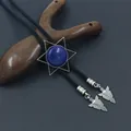 Detail van vintage bolo tie met blauwe edelsteen in een hexagram hanger - Lapis Lazuli