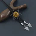 Detail van vintage bolo tie met tijgeroogsteen gezet in een zilveren hexagram schuifknop - Natuurlijke Tijgeroog Steen