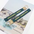 Λεπτομέρεια από κεντημένα μπρελόκ Merry Christmas με χρυσά μεταλλικά κουμπώματα - Καλά Χριστούγεννα 4 / Dark Green Blue Stripe