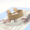 Boheems beige stoffen armband van 2cm met gouden maanborduurwerk en kwastjes - Maan Stijl / Khaki