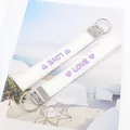 Llavero étnico de lona blanca con bordado LOVE púrpura y anilla de metal plateado - Love 2