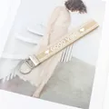 Detalle del llavero de tela caqui con texto GOOD VIBES blanco y anillo de metal plateado - Beige (08-03D)