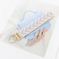 Gedetailleerd borduursel van paarse bladeren op een crème polsband met gouden sluiting - Beigewitte Paarse Blad Stijl (01-11G)