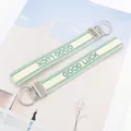 Detail von Good Luck besticktem Canvas-Armband mit silbernem Metall-Schlüsselring - Good Luck Stil 2