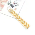 Detail eines bestickten Canvas-Armbands mit goldenen Blattmustern und Metallclip - Gelber Weizen-Stil (01-11E)