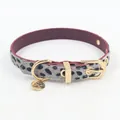 Detail von Pink Leopard Kunstpelz Choker mit rotem Lederfutter und goldenem Pfotenanhänger - Grau Leopard