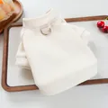 Wollweißer Strickpullover für Haustiere mit D-Ring-Leine auf einem Holztablett serviert - XS / Gebrochenes Weiß