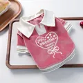 Detail eines rosa Samt-Polohemds für Haustiere mit Herzbestickung und Goldstreifen - XS / Rosa
