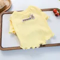 Dettaglio maglia gialla in maglia per animali con toppa orsetto e bordi a volant - XS / Giallo