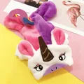 Detail eines Plüsch-Einhorn-Hundekostüms mit bunter Mähne und gestickten Augen - XS / Regenbogen-Einhorn