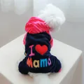 Detail van de koraalvlies hondenpyjama met kleurrijk I Heart Mama borduursel erop - L / Ik hou van Mama