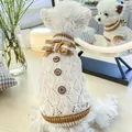 Detail van de gebreide huisdierentrui met ruitpatroon en vintage houten knopen - XS / Koffie Wit