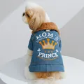 Detail der Hunde-Jeansjacke mit Mom's Prince Stickerei und weichem Plüschkragen - XS (Ca. 1-1,5 kg) / Oberteile / Kleiner Prinz Stickstil / Blau