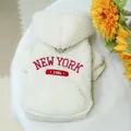 Naturweißer Fleece-Hundehoodie mit New York-Stickerei und D-Ring für kleine Hunde - XS / Gebrochenes Weiß