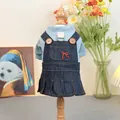Détail de la robe en jean pour animaux avec nœud brodé rouge et boucle de laisse en métal - Ensemble à Bretelles Sweet Girl