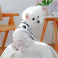 Dettaglio di una tuta per cani con top a righe e pantaloni in velluto a coste - Salopette Con Panda Fiorito
