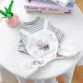 Détail de la salopette en velours pour chien avec haut rayé et broderie hello toy - Salopette Grise À Rayures Avec Poches