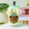 Dettaglio del gilet in pile a quadri giallo e verde per animali con toppa a orsetto - Stile Orso Bruno a Quadri Giallo-Verde