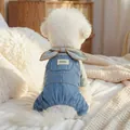 Dettaglio della salopette in denim blu per animali con toppa Hello e papillon abbinato - Salopette Con Papillon