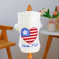 Détail du sweat à capuche blanc pour chien avec broderie Patriotic PUP sur mannequin - Sweat à Capuche Cœur Patriotique
