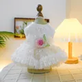 Weißes Haustier-Hochzeitskleid mit Lagen aus Spitze und Rosenstickerei für Hunde - XS / Vintage Blumen-Hochzeitskleid