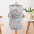 Sweat à capuche gris New York pour animaux avec broderie florale sur mannequin - XS / Gris - New York Floral